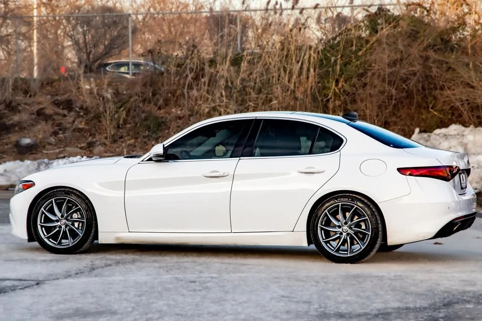 2017 Alfa Romeo Giulia - Image 17 of 19
