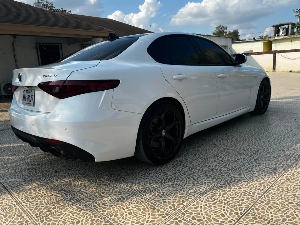 2017 Alfa Romeo Giulia - Image 5 of 5