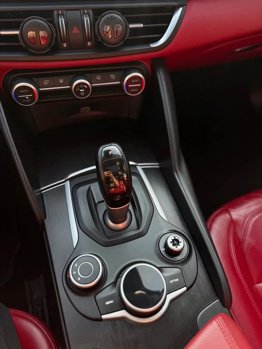 2017 Alfa Romeo Giulia - Image 16 of 19