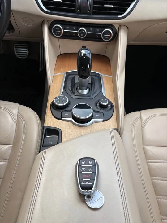 2017 Alfa Romeo Giulia - Image 13 of 14
