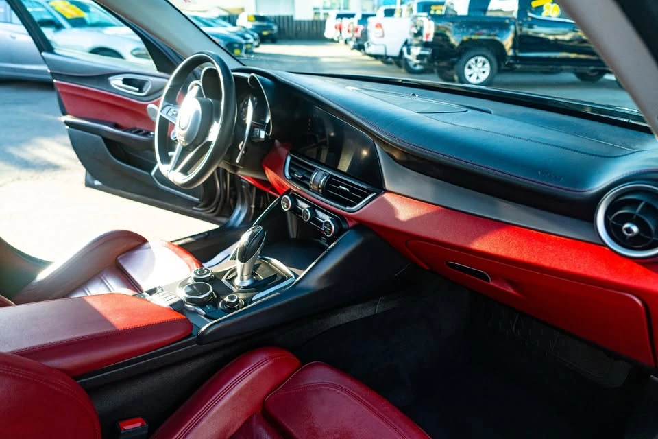 2017 Alfa Romeo Giulia - Image 13 of 14