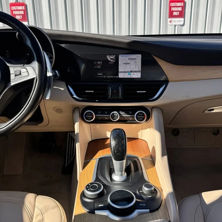 2017 Alfa Romeo Giulia - Image 9 of 14