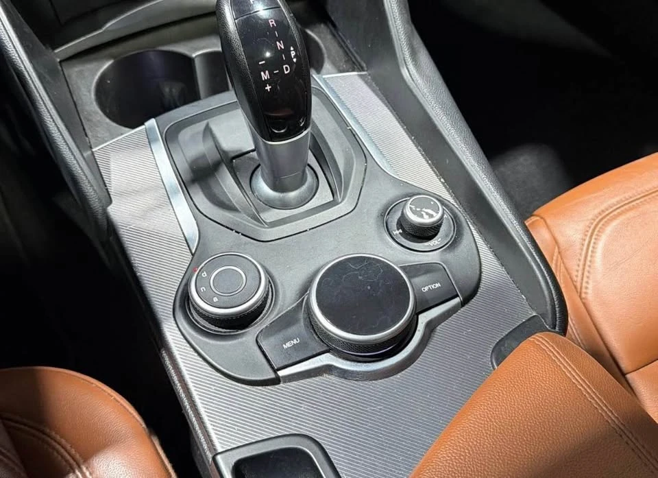 2017 Alfa Romeo Giulia - Image 11 of 18