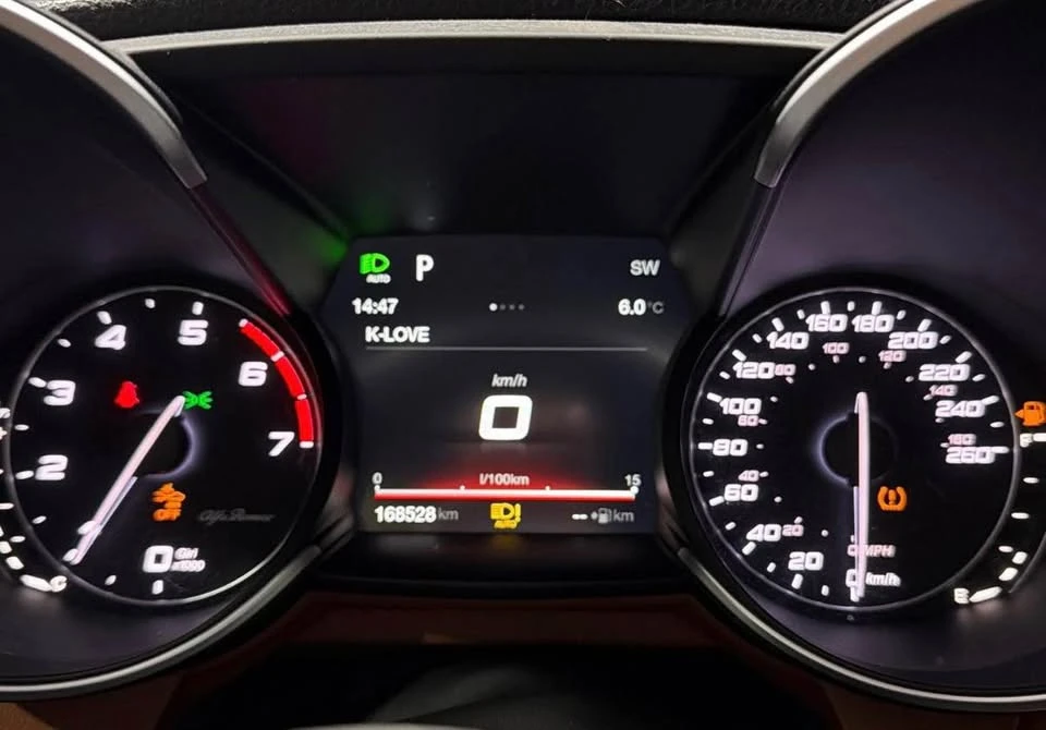 2017 Alfa Romeo Giulia - Image 14 of 18
