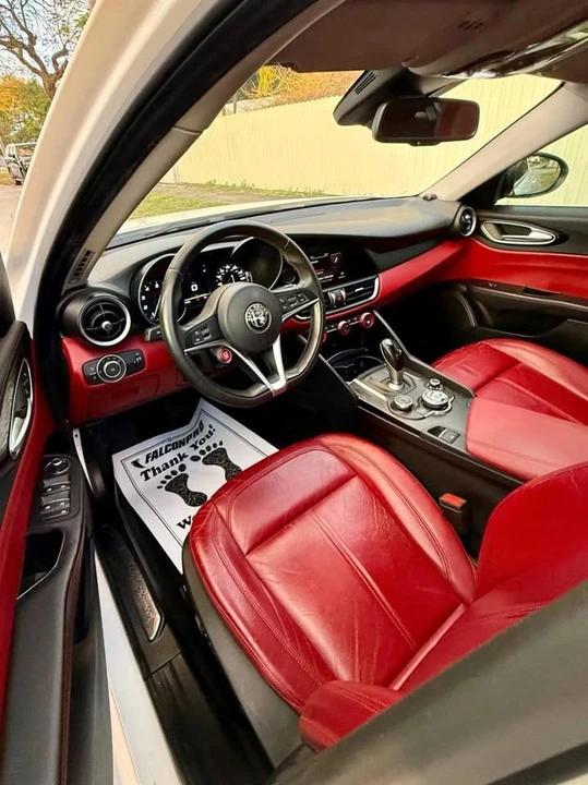 2017 Alfa Romeo Giulia - Image 6 of 15