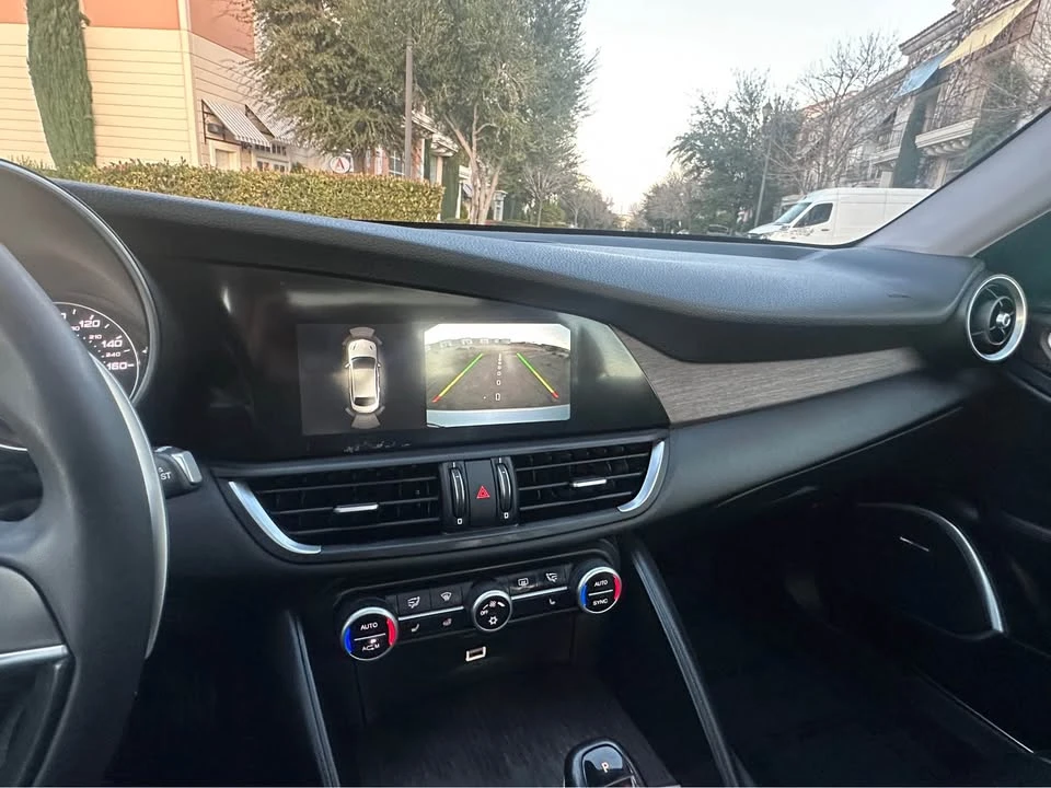 2017 Alfa Romeo Giulia - Image 15 of 20