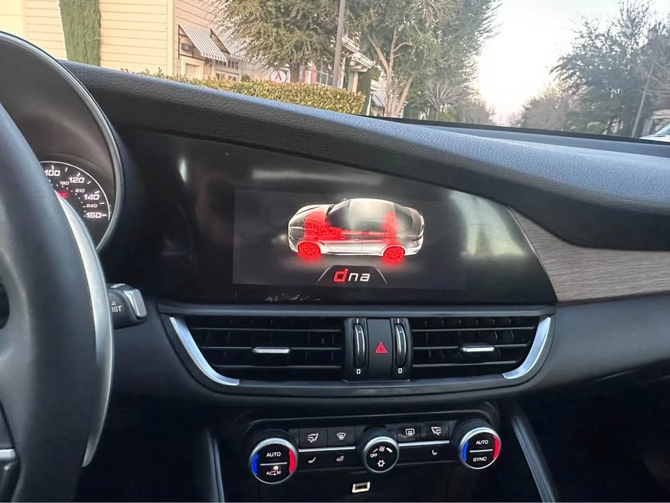 2017 Alfa Romeo Giulia - Image 16 of 20