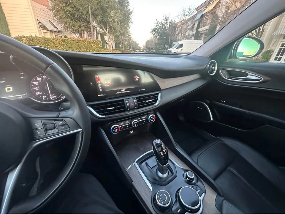 2017 Alfa Romeo Giulia - Image 13 of 20