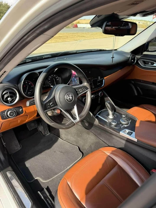 2017 Alfa Romeo Giulia - Image 5 of 5