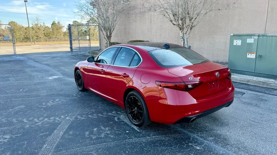 2017 Alfa Romeo Giulia - Image 17 of 18