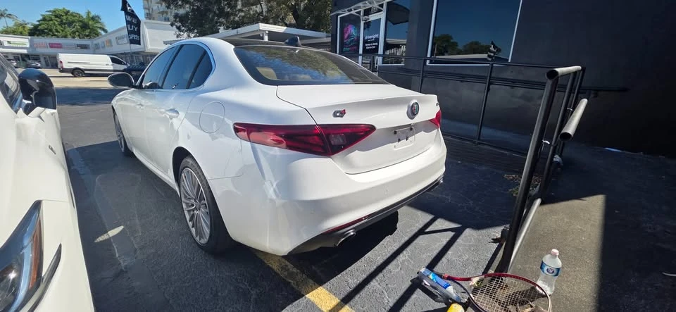 2017 Alfa Romeo Giulia - Image 5 of 9