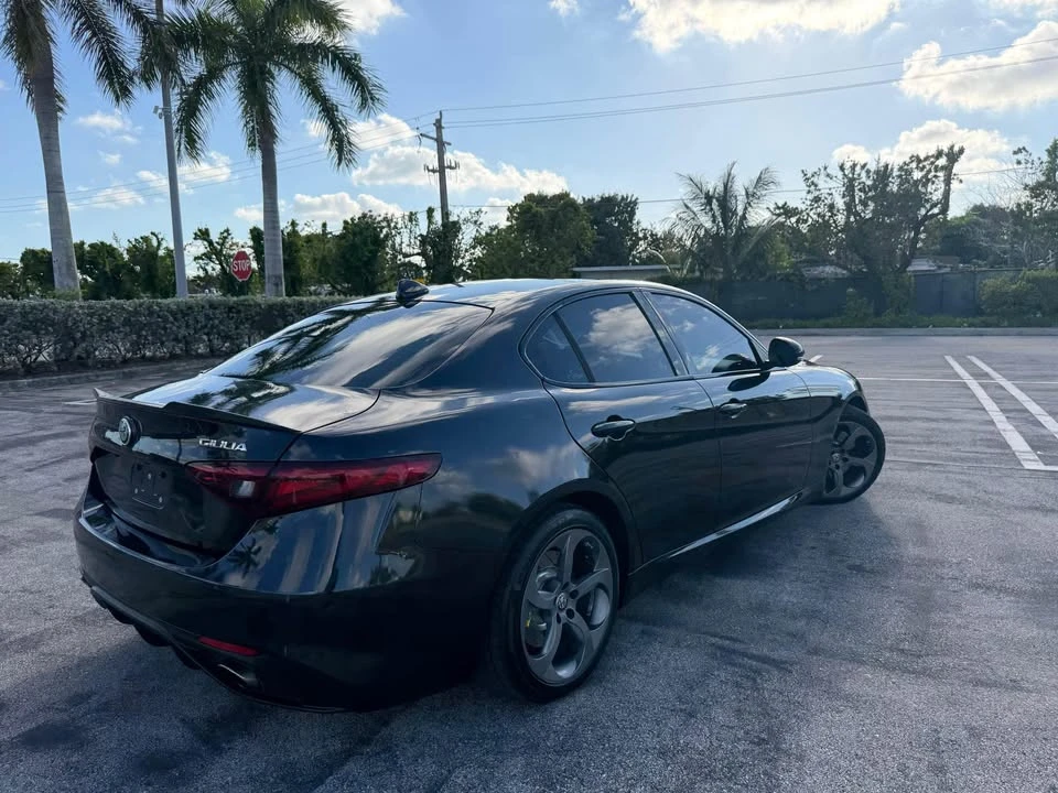 2017 Alfa Romeo Giulia - Image 5 of 10