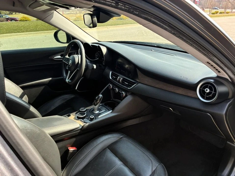2017 Alfa Romeo Giulia - Image 19 of 20