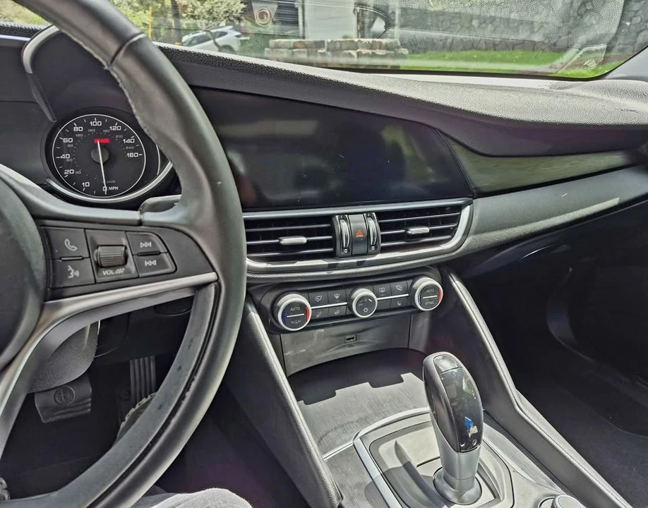 2017 Alfa Romeo Giulia - Image 14 of 16