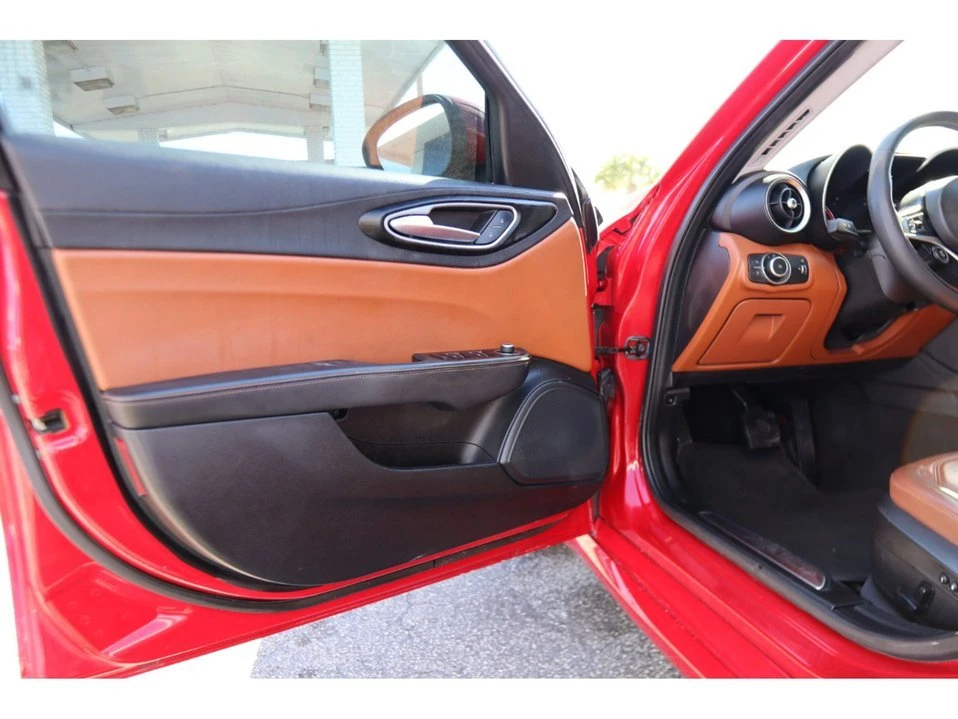 2017 Alfa Romeo Giulia - Image 17 of 20
