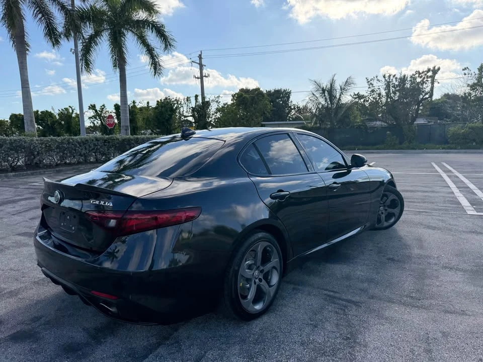 2017 Alfa Romeo Giulia - Image 5 of 10