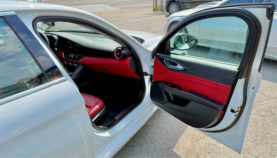 2017 Alfa Romeo Giulia - Image 16 of 20
