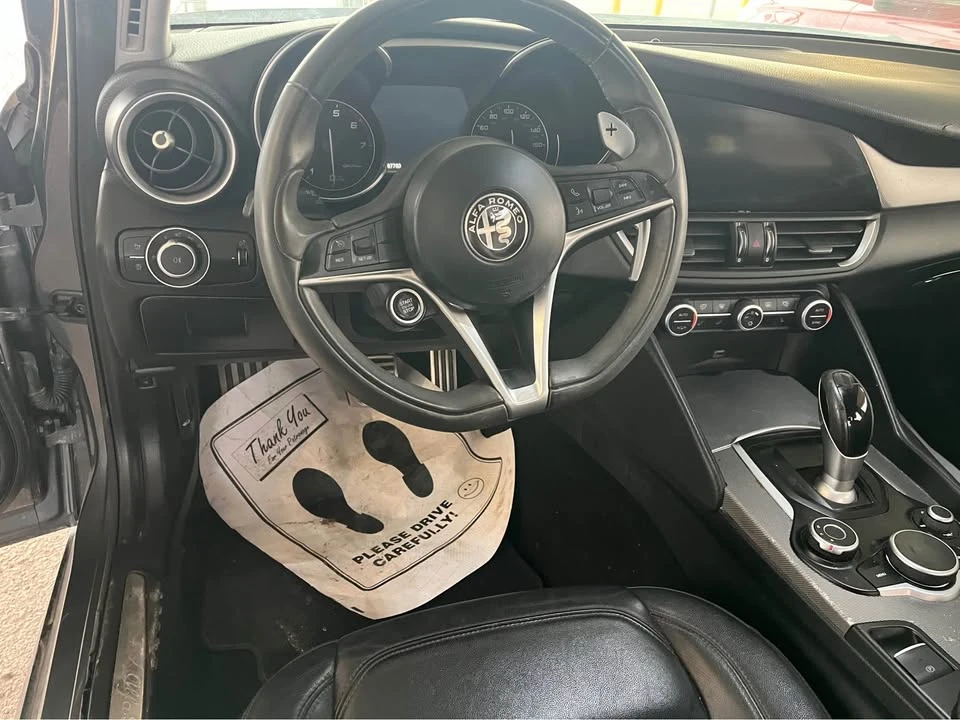 2017 Alfa Romeo Giulia - Image 9 of 10