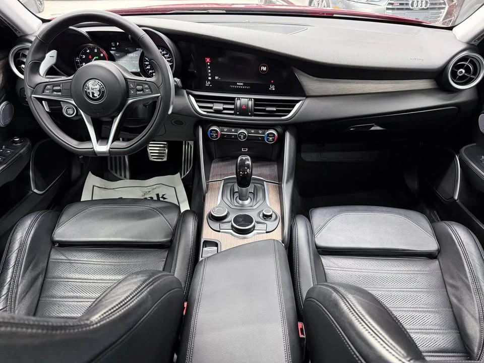 2017 Alfa Romeo Giulia - Image 7 of 15