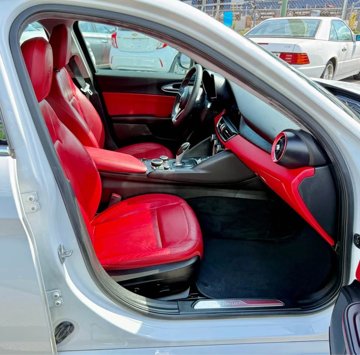 2017 Alfa Romeo Giulia - Image 17 of 20