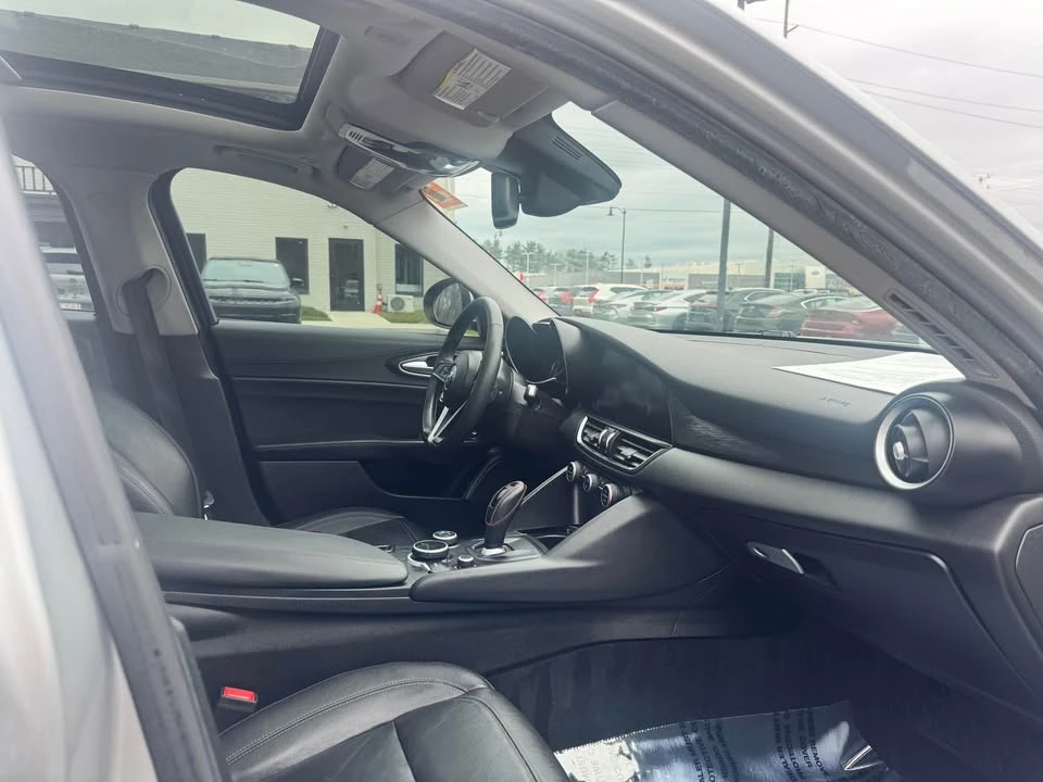 2017 Alfa Romeo Giulia - Image 8 of 10