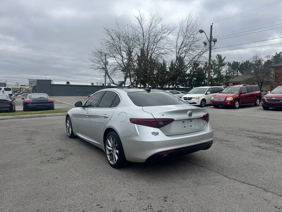 2017 Alfa Romeo Giulia - Image 5 of 10