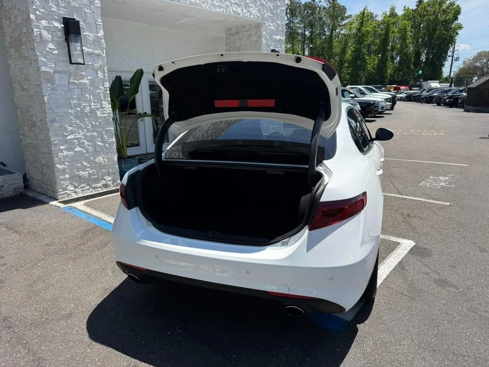 2017 Alfa Romeo Giulia - Image 17 of 20