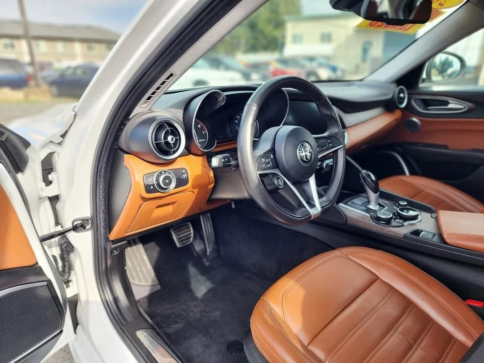 2017 Alfa Romeo Giulia - Image 13 of 20