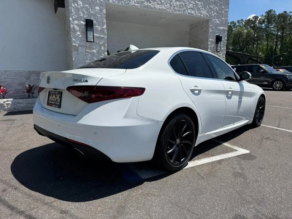 2017 Alfa Romeo Giulia - Image 16 of 20