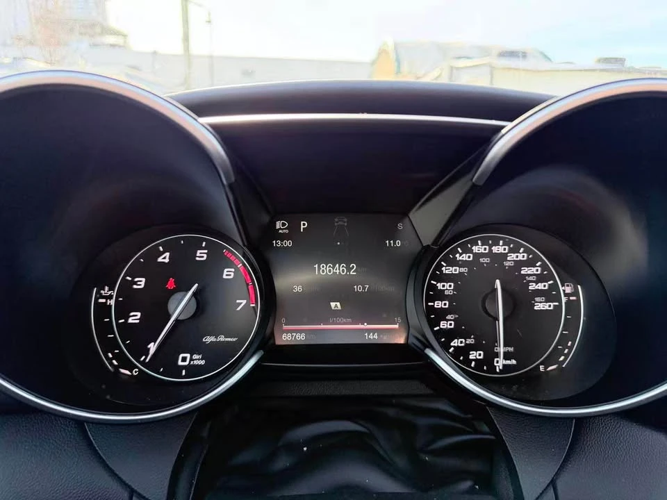 2017 Alfa Romeo Giulia - Image 7 of 16