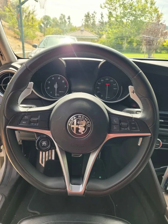 2017 Alfa Romeo Giulia - Image 5 of 12