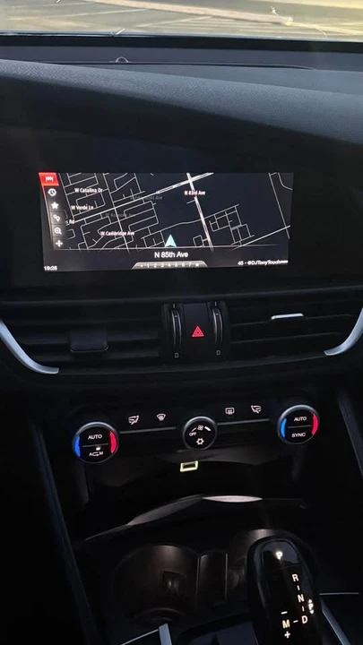 2017 Alfa Romeo Giulia - Image 14 of 17