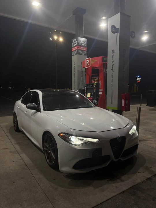 2017 Alfa Romeo Giulia - Image 5 of 8