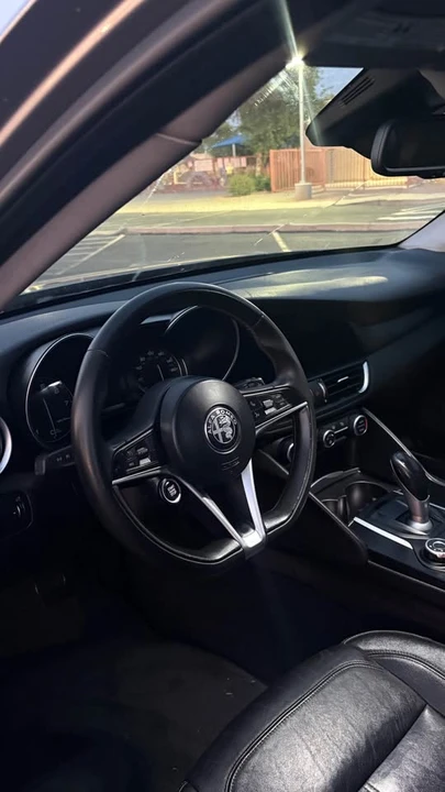 2017 Alfa Romeo Giulia - Image 9 of 17