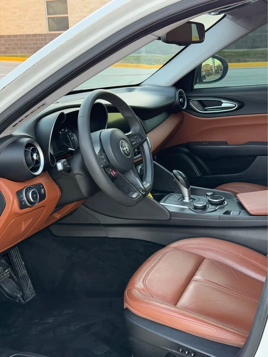 2017 Alfa Romeo Giulia - Image 17 of 20