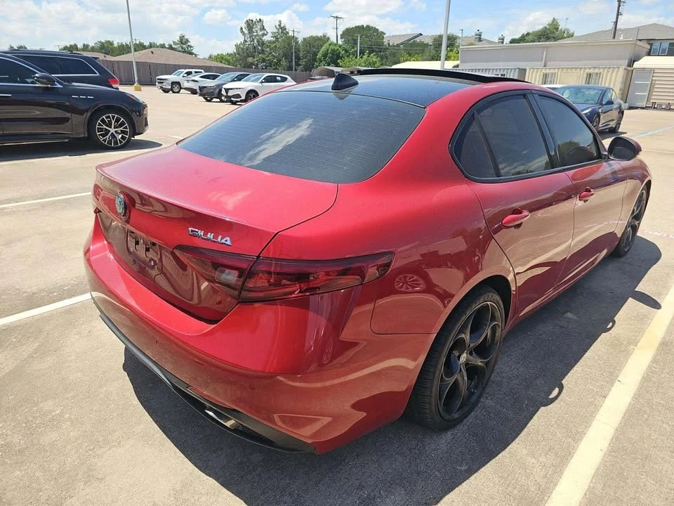 2017 Alfa Romeo Giulia - Image 9 of 10