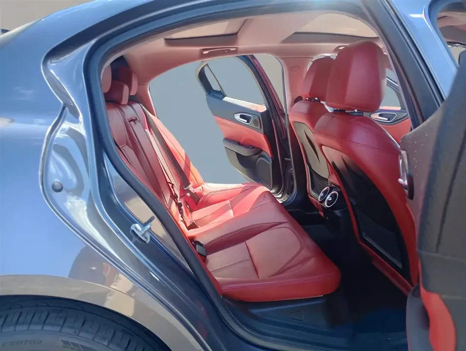 2017 Alfa Romeo Giulia - Image 11 of 20