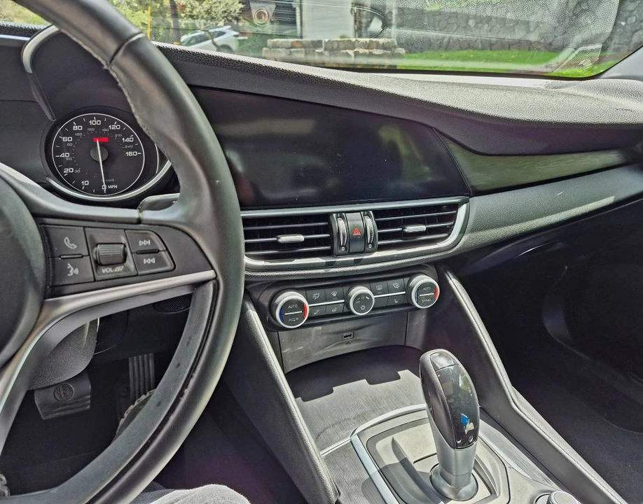 2017 Alfa Romeo Giulia - Image 7 of 12