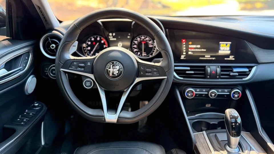 2017 Alfa Romeo Giulia - Image 6 of 7