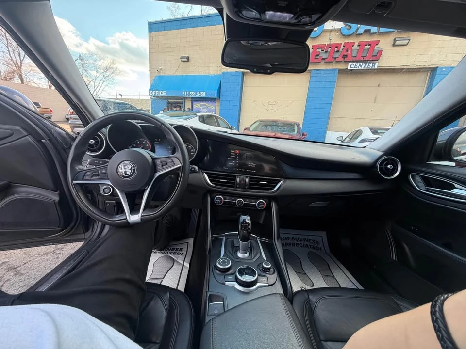 2017 Alfa Romeo Giulia - Image 9 of 10