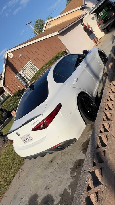 2017 Alfa Romeo Giulia - Image 4 of 13