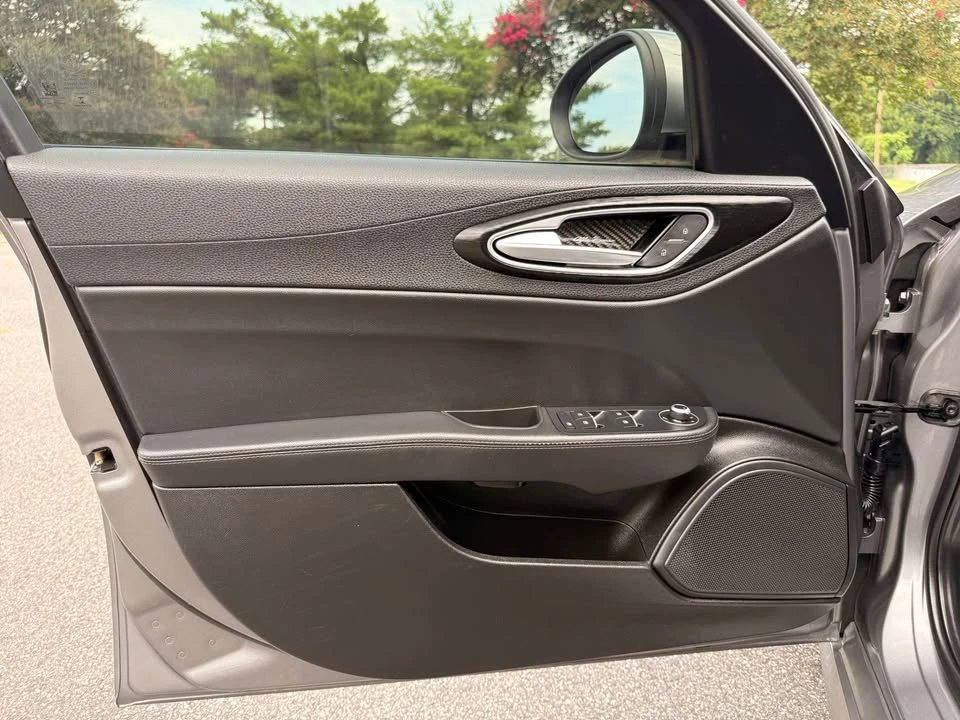 2017 Alfa Romeo Giulia - Image 11 of 20