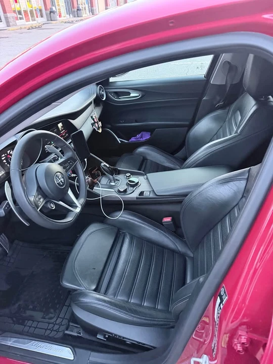 2017 Alfa Romeo Giulia - Image 9 of 10
