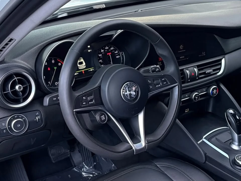 2017 Alfa Romeo Giulia - Image 13 of 20