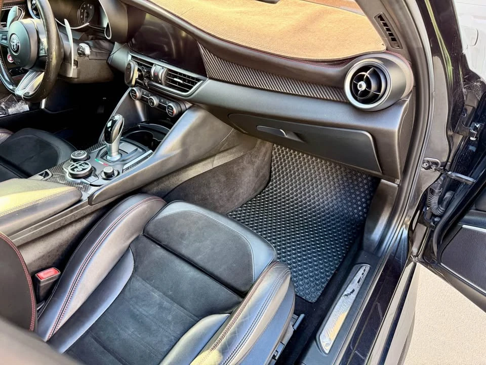 2017 Alfa Romeo Giulia - Image 13 of 20