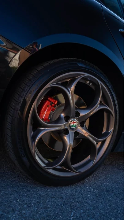 2017 Alfa Romeo Giulia - Image 16 of 20