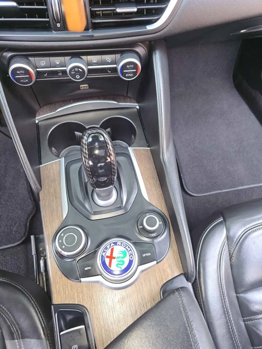 2017 Alfa Romeo Giulia - Image 5 of 15