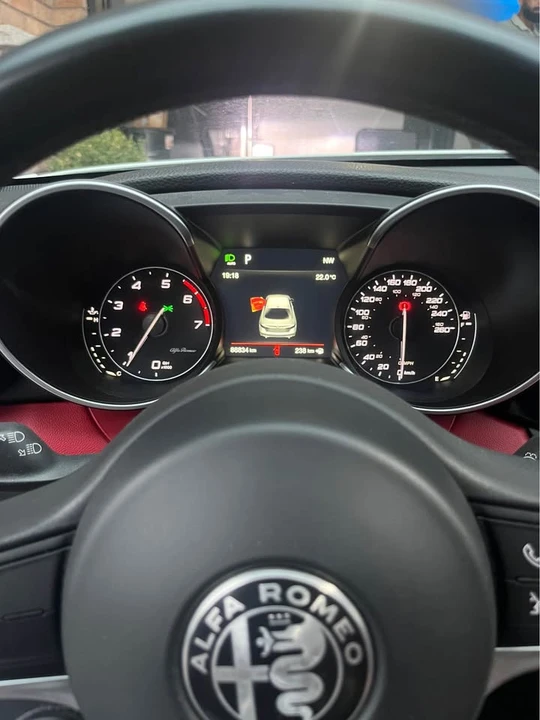2017 Alfa Romeo Giulia - Image 4 of 5