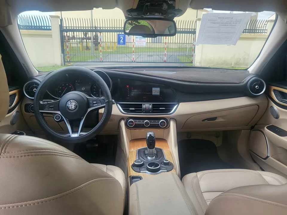 2017 Alfa Romeo Giulia - Image 11 of 12