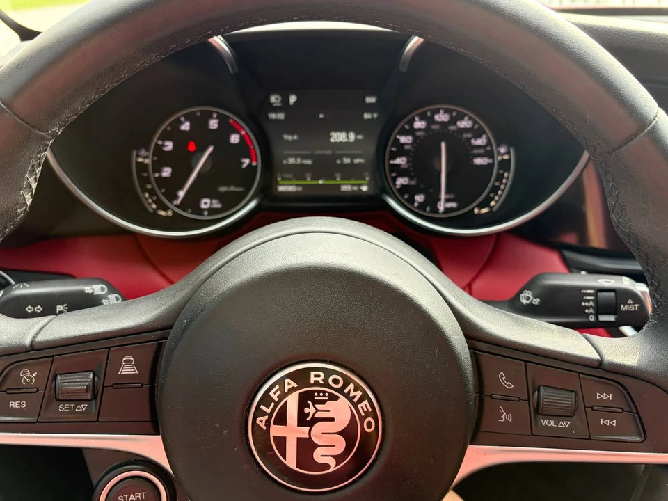 2017 Alfa Romeo Giulia - Image 14 of 24